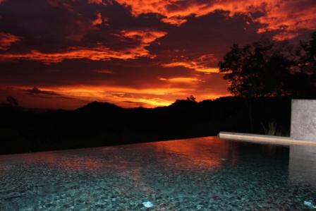 ciel en feu  sur la piscine